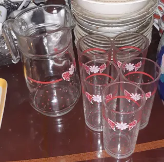 Jarra de agua y 5 vasos con flores navidas