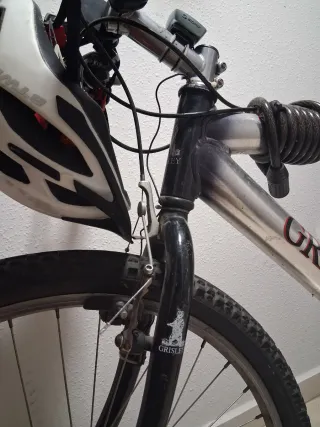 Bicicleta Grisley Aluminio con accesorios.