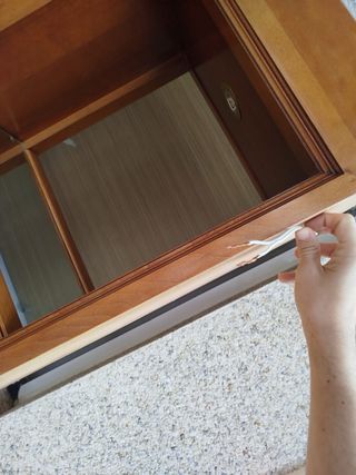 Estantería de madera y cristal