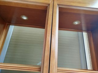 Estantería de madera y cristal