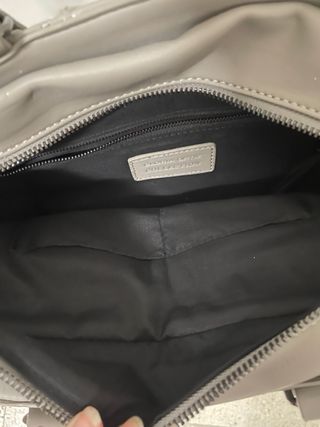 Bolso gris acolchado con cadena