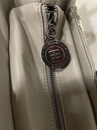 Bolso gris acolchado con cadena