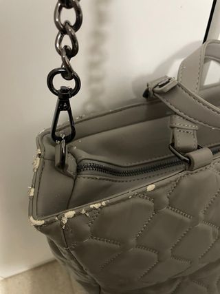 Bolso gris acolchado con cadena
