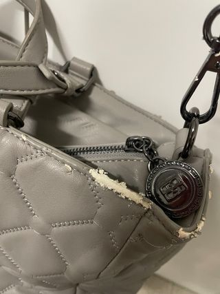 Bolso gris acolchado con cadena