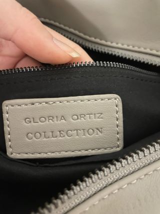 Bolso gris acolchado con cadena