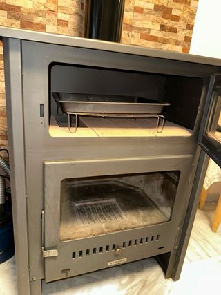 Chimenea metálica negra y gris