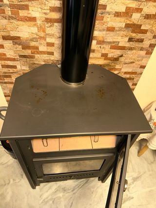 Chimenea metálica negra y gris