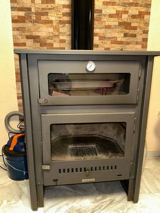 Chimenea metálica negra y gris