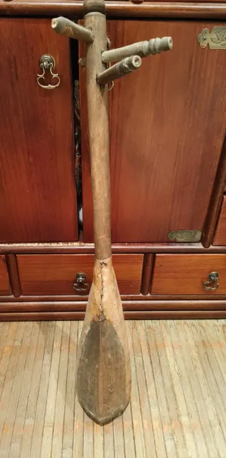 Instrumento musical artesanal de madera