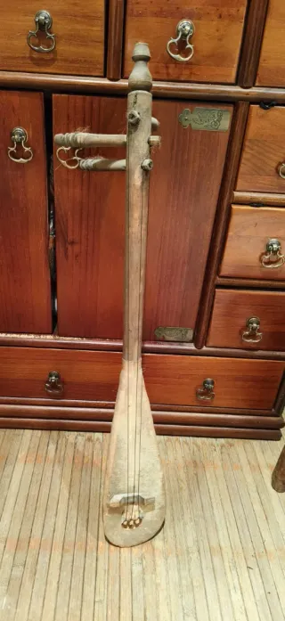 Instrumento musical artesanal de madera