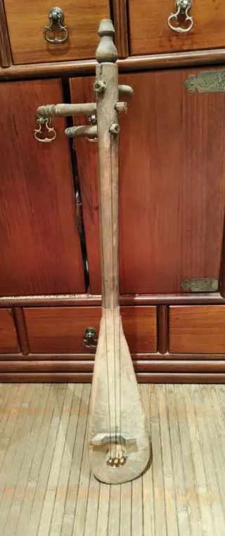 Instrumento musical artesanal de madera