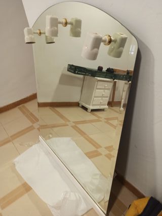 Espejo de baño con marco dorado