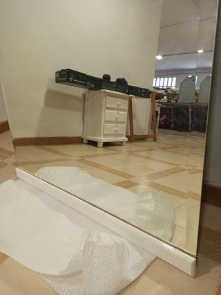 Espejo de baño con marco dorado