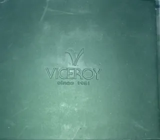 Reloj de pulsera plateado y dorado