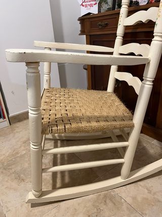 Vecchia sedia a dondolo in legno massello