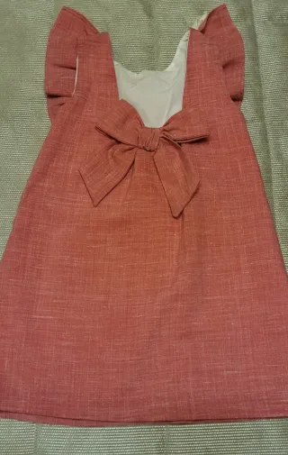 Abito rosa per bambini con collo a volant