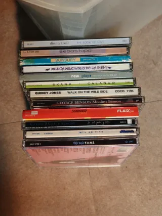 Lote 75 CD e 22 fumetti