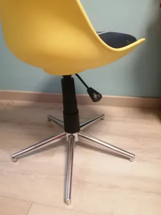 Silla de escritorio amarilla y negra