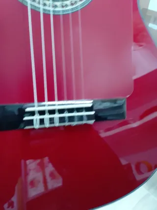 Guitarra flamenca roja