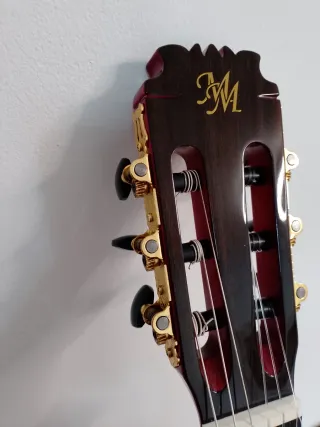 Guitarra flamenca roja