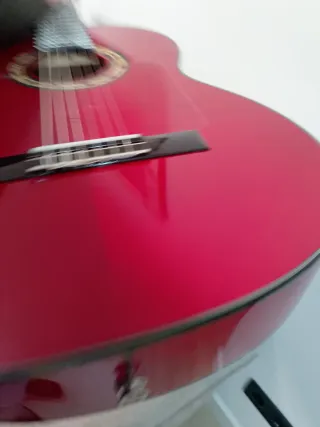Guitarra flamenca roja