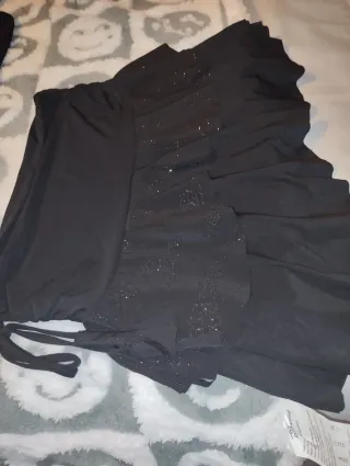 Minifalda negra con volantes y brillantes.