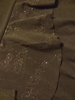 Minifalda negra con volantes y brillantes.