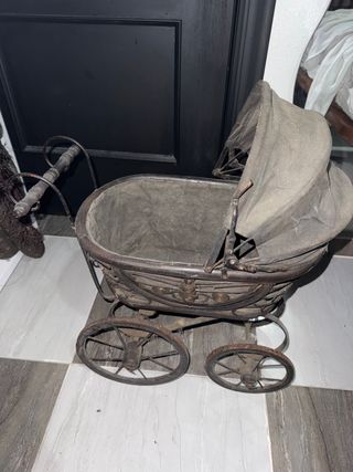 Cochecito de bebé antiguo