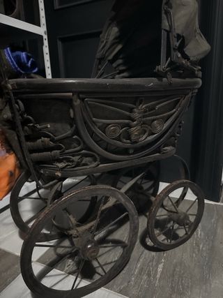 Cochecito de bebé antiguo