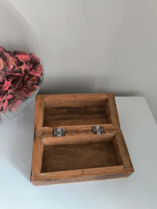 Baúl de madera con detalles florales
