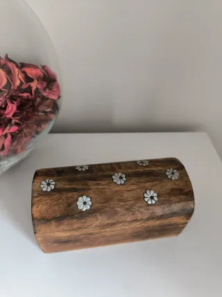 Baúl de madera con detalles florales
