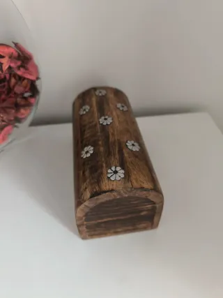 Baúl de madera con detalles florales