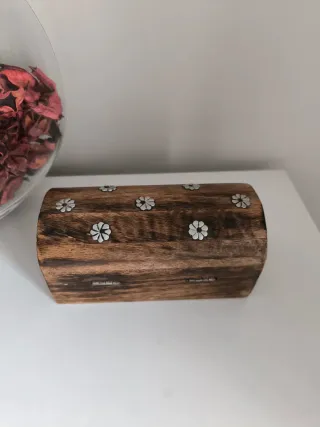 Baúl de madera con detalles florales