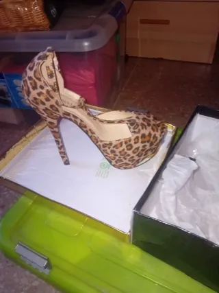 Zapatos de tacón con estampado de leopardo