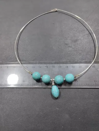 Gargantilla rígida plata con piedras turquesa