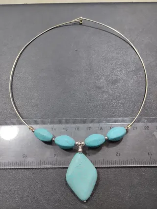 Gargantilla rígida plata con piedras turquesa
