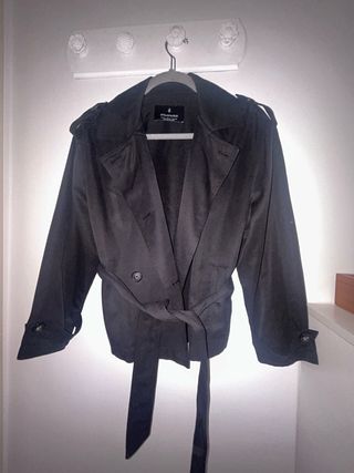 Gabardina corta Stradivarius negra T.S