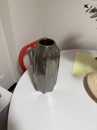 Jarrón de cerámica dorado y gris