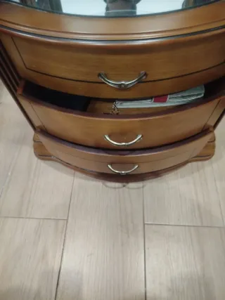 Vitrina marron calido de madera y cristal