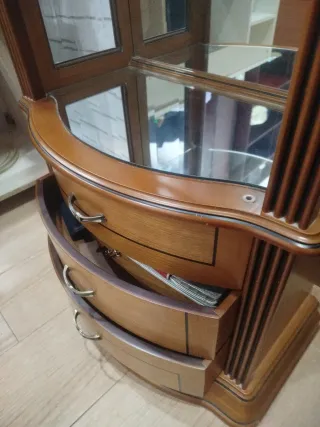 Vitrina marron calido de madera y cristal