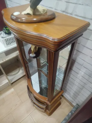 Vitrina marron calido de madera y cristal