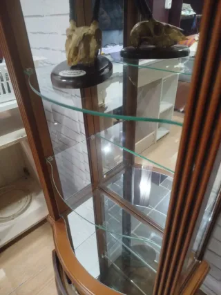 Vitrina marron calido de madera y cristal