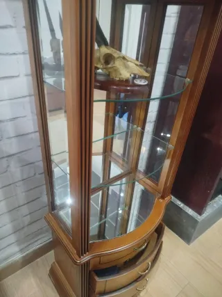 Vitrina marron calido de madera y cristal