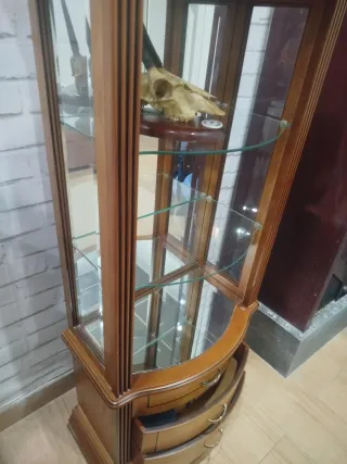 Vitrina marron calido de madera y cristal