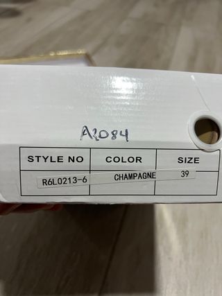 Sandalias de tacón doradas y rosas