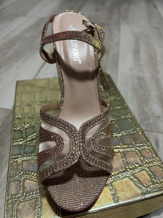 Sandalias de tacón doradas y rosas