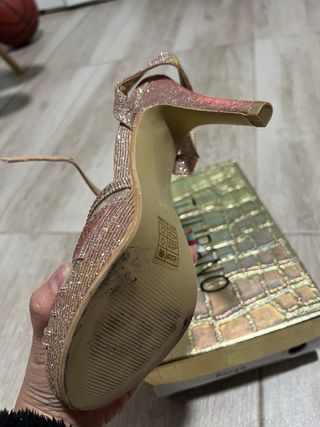 Sandalias de tacón doradas y rosas