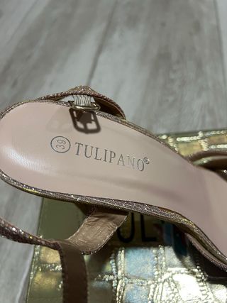 Sandalias de tacón doradas y rosas