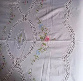 Copriletto vintage ricamato a mano