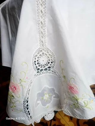 Copriletto vintage ricamato a mano